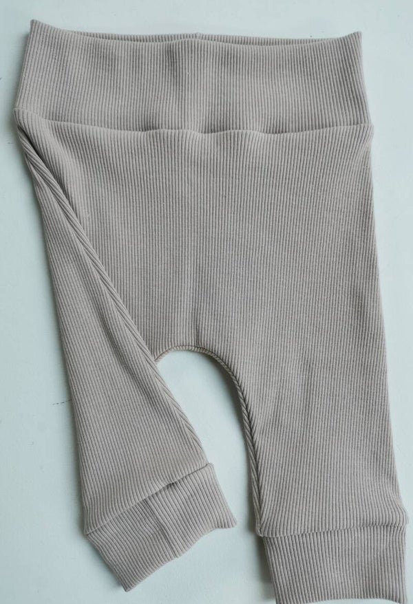 Broekje babyjersey beige, maat 62/68