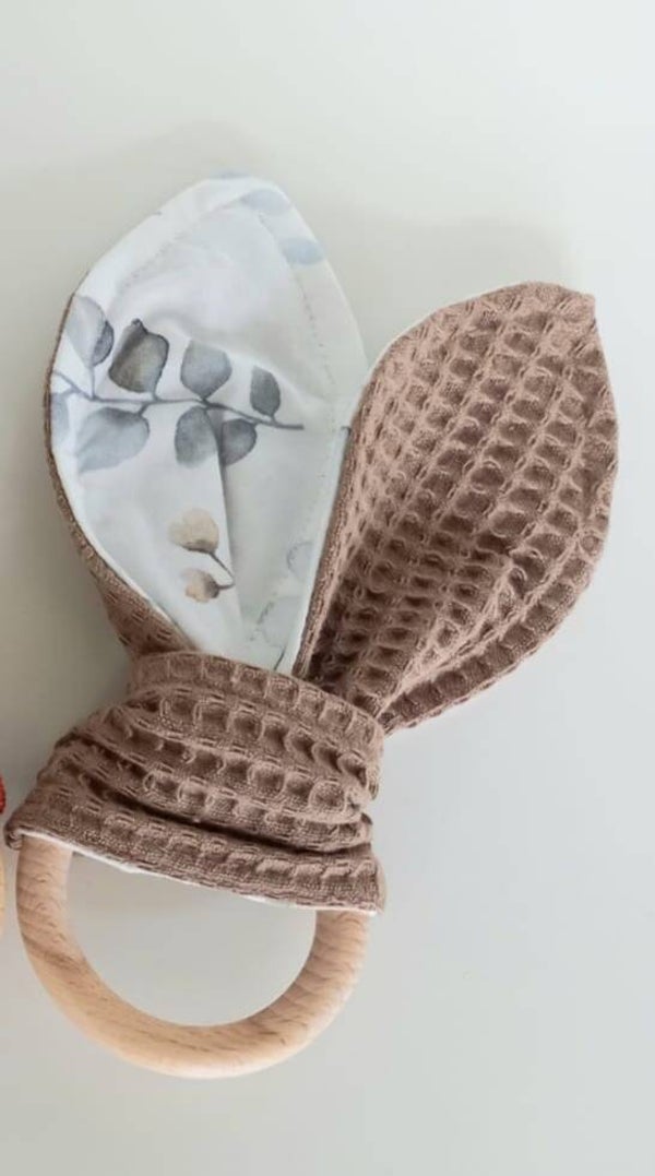 Bijtring oortjes taupe