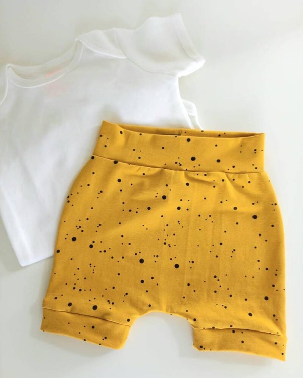 Korte broek oker stip, maat 62/68