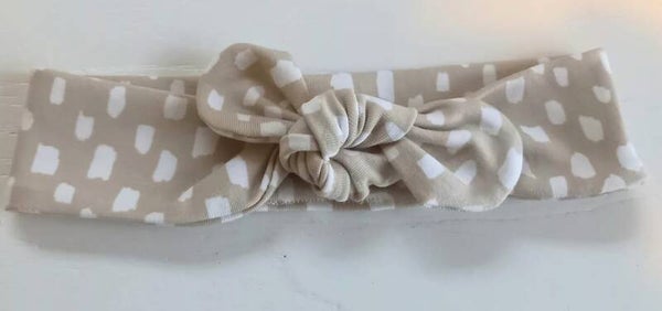 Knoophaarband beige streepjes