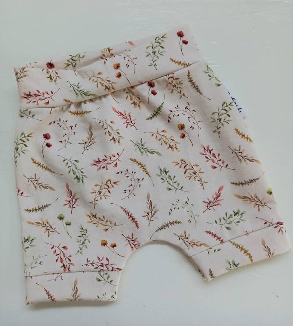 Kort broekje bloemen en takjes, maat 62/68