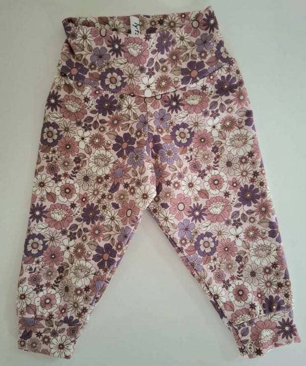 Broekje paarse bloemen, maat 44