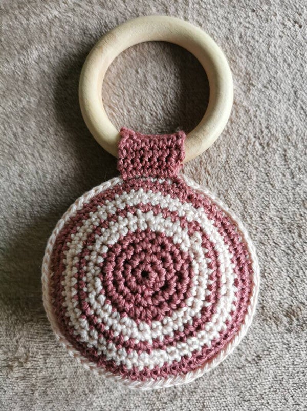 Bijtring rond roze/zalm