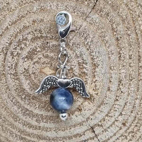 Geluksengel half edelsteen blauwe sodaliet