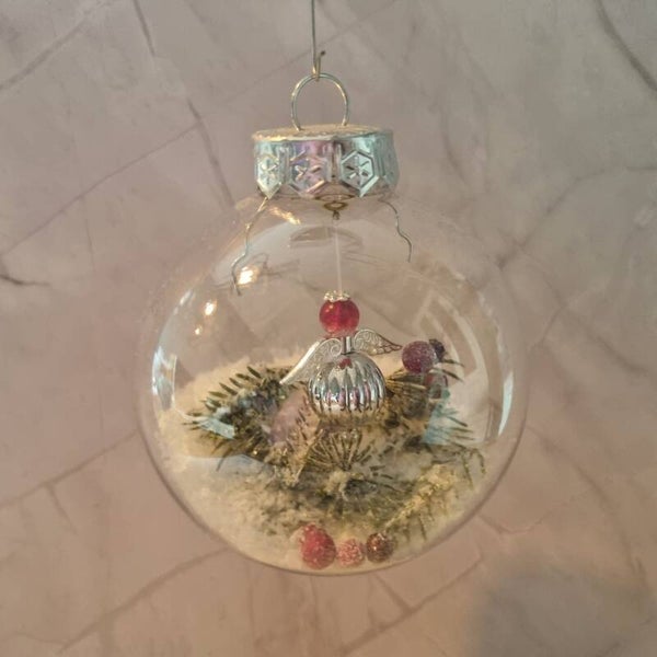 Kerstbal rond zilver-rood