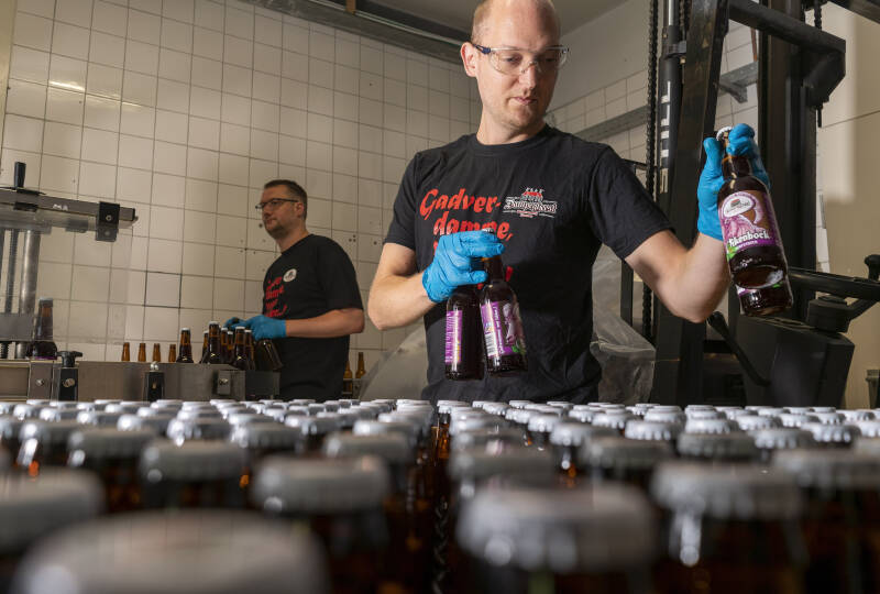 Vrijwilligers flessen aan het afvullen