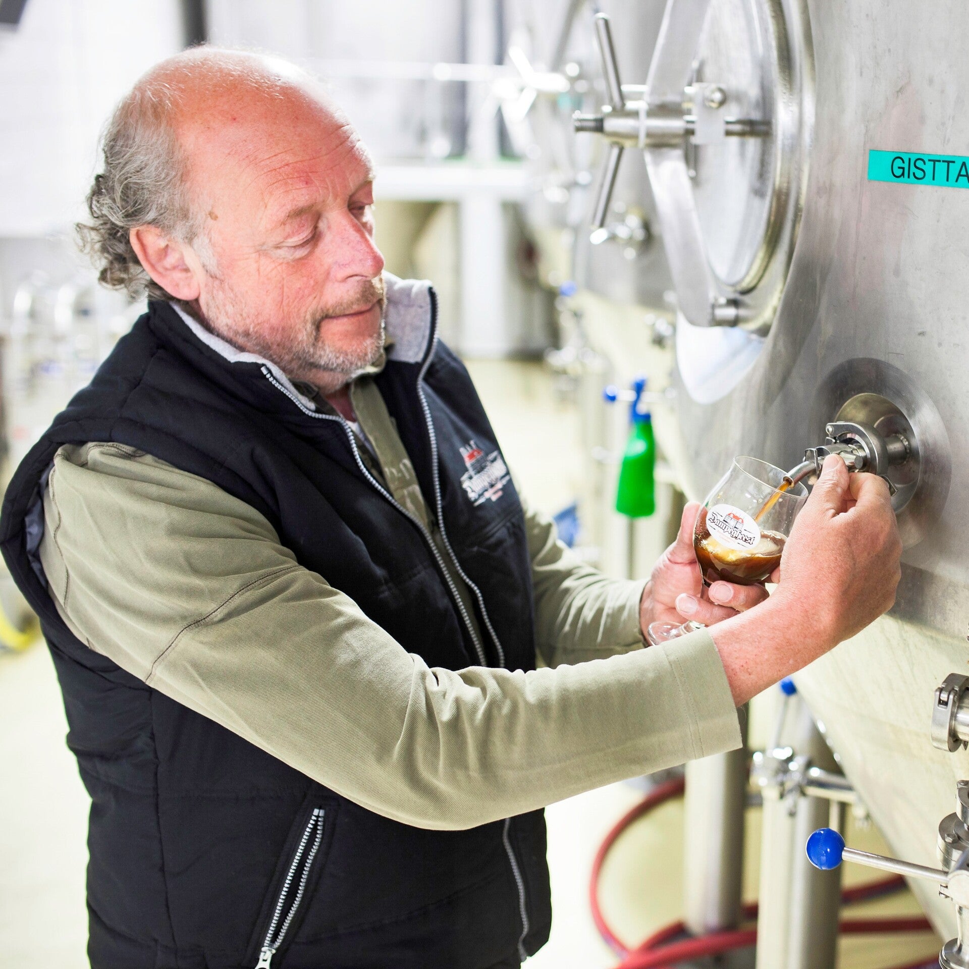 Brouwer Kees tapt een proefglas bier uit de tank