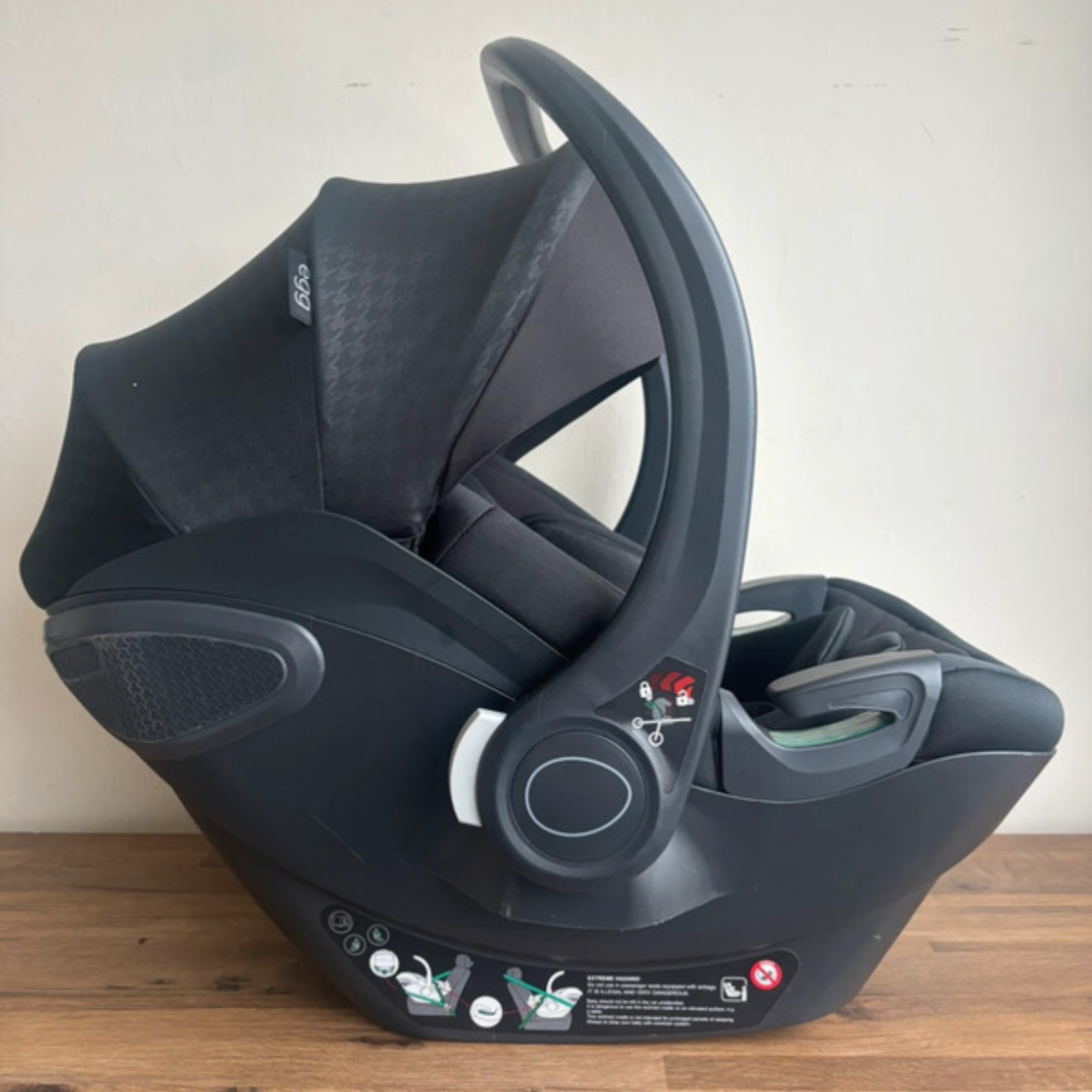 Egg 3 Shell i-Size Car Seat - Houndstooth Black ( With newborn inserts)