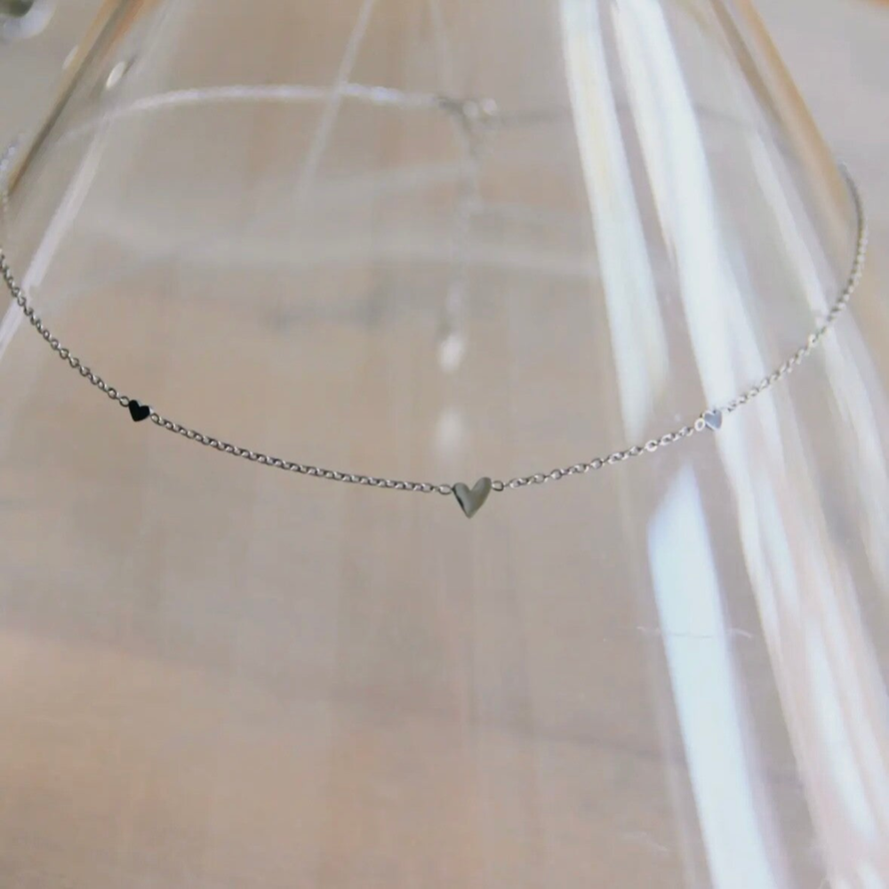 Stainless steel zilveren fijne ketting met 3 mini hartjes