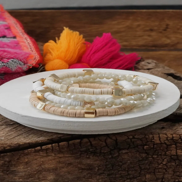 5 Boho Kralenarmbanden in neutrale tinten van klei en glas