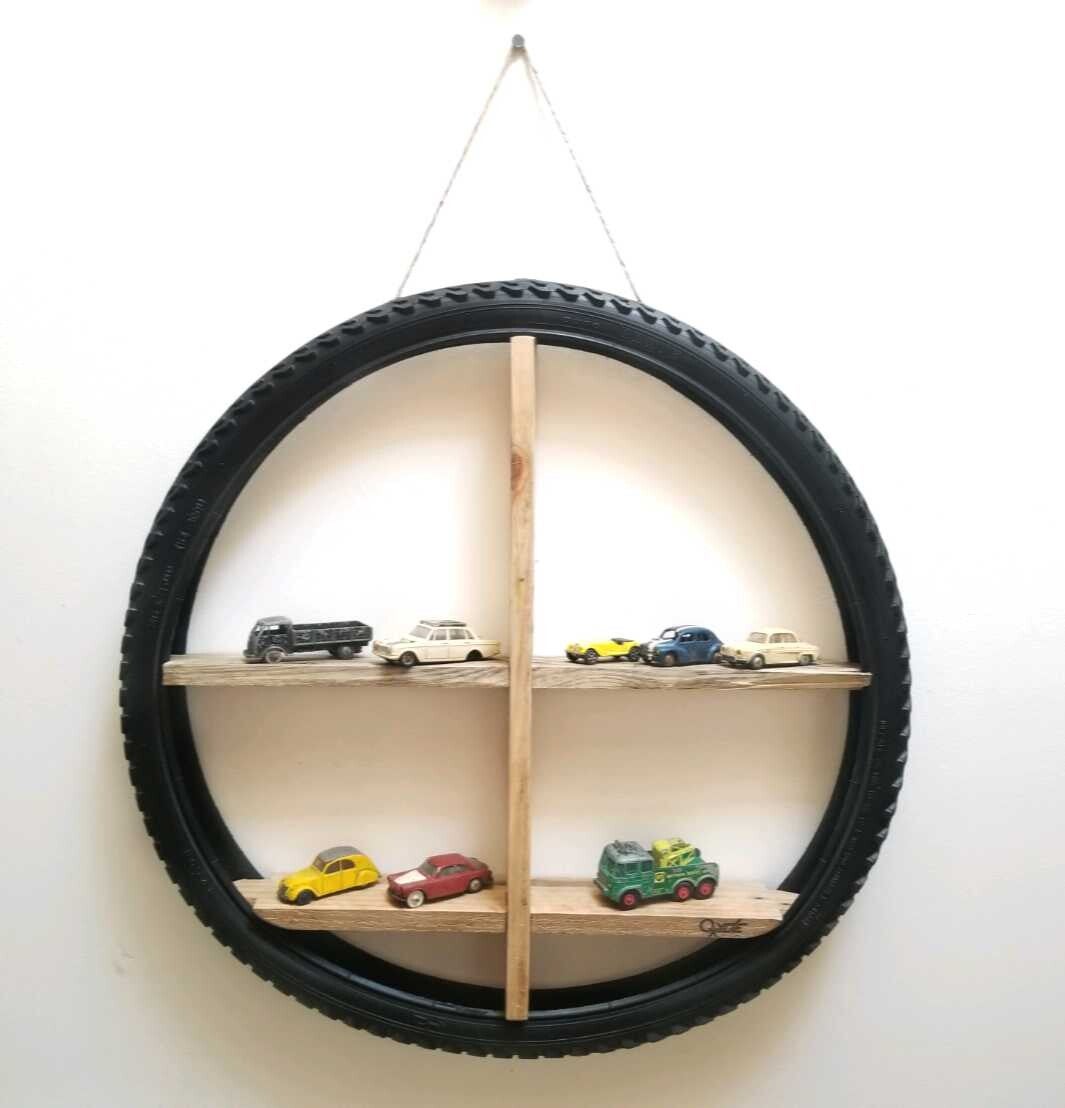 Étagère suspendue originale en bois brut sur support pneu.