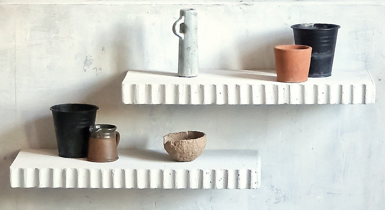 Étagères sculptées en béton