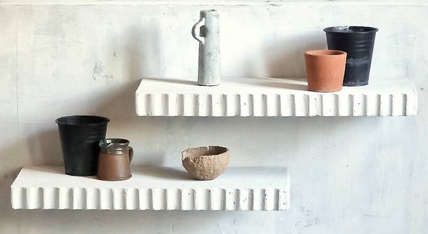 Étagères sculptées en béton