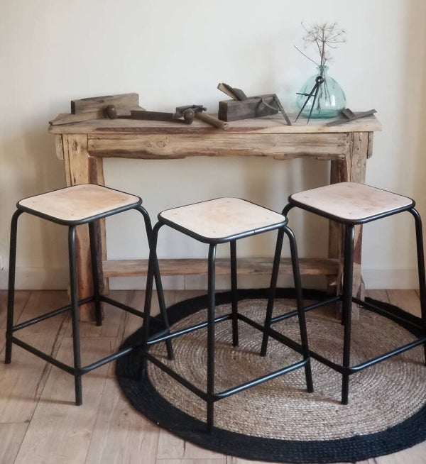 Sylvie, Brigitte & Chantal — trio de tabourets hauts de laboratoire, esprit années 70