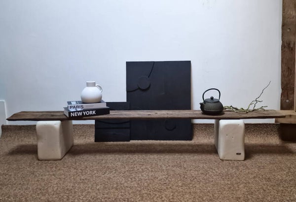 Nagi — Grande console basse en bois ancien et béton sculpté