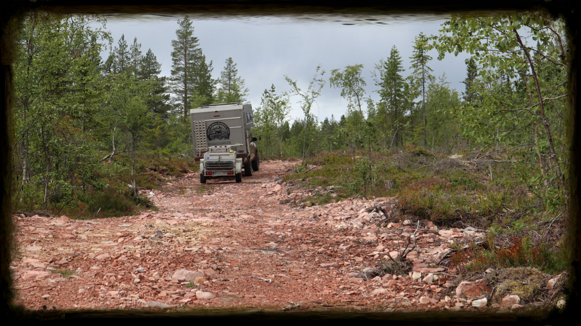 Offroad Camper auf schwedischen Schotterpiste