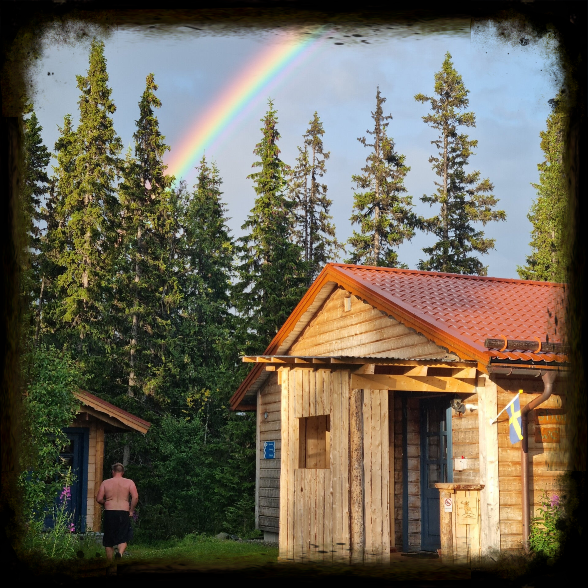 Holzofensauna in Schweden mit Regenbogen