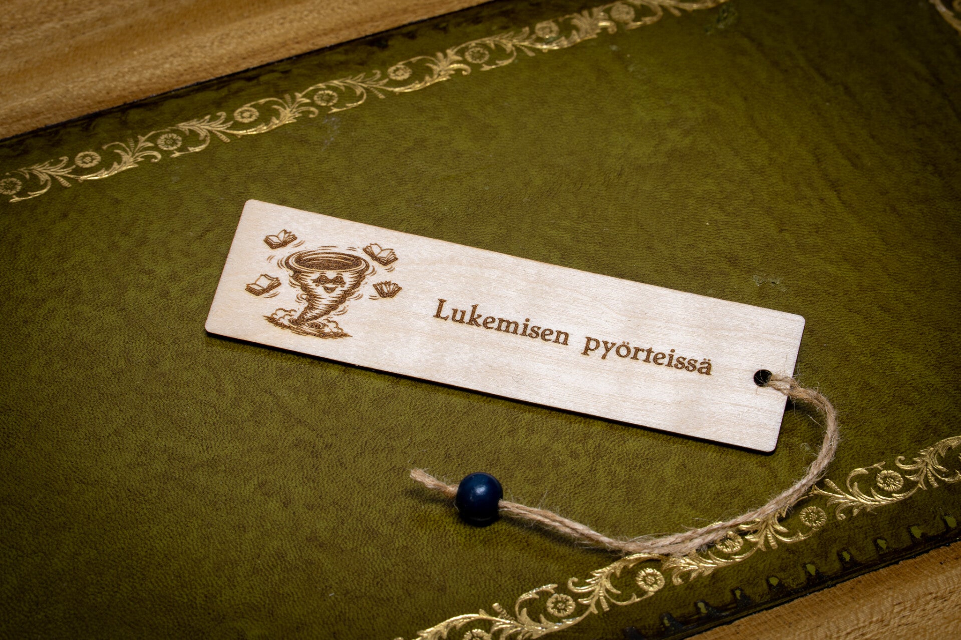 Puinen kirjanmerkki - Lukemisen pyörteissä