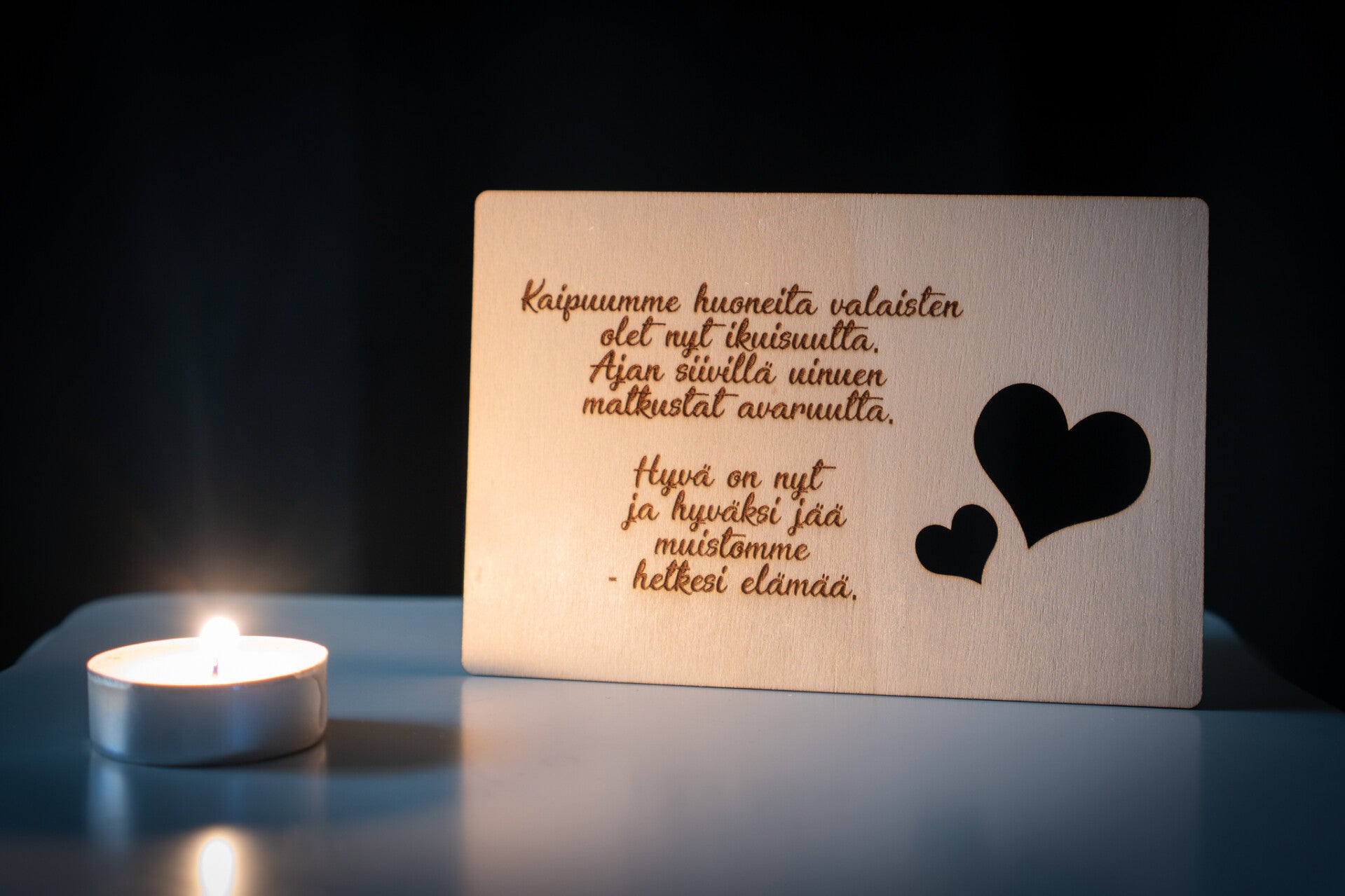 Kaipuumme huoneita valaisten... - surukortti