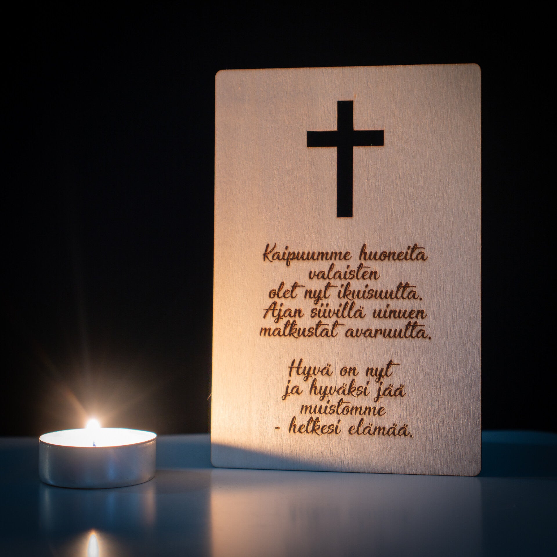 Kaipuumme huoneita valaisten... - surukortti, pysty