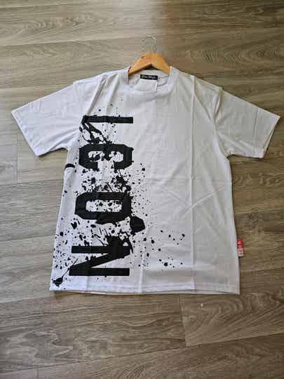 Shirt wit met zwarte letters