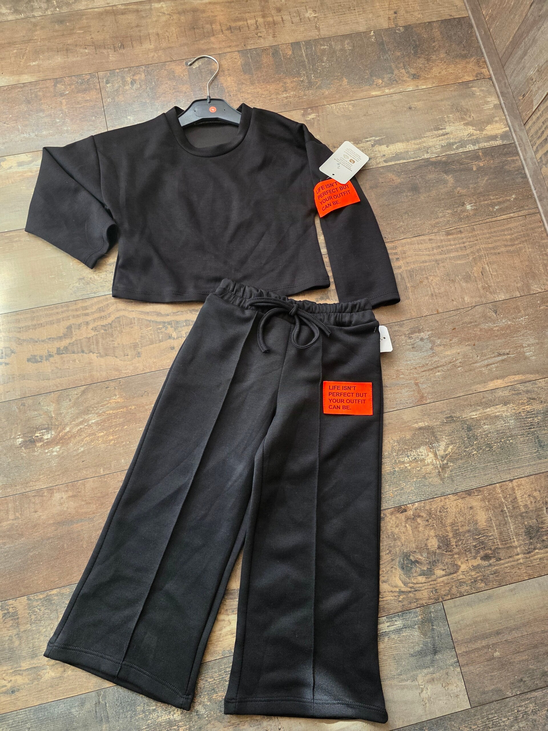 Lekker huispak  zwart met oranje embleem