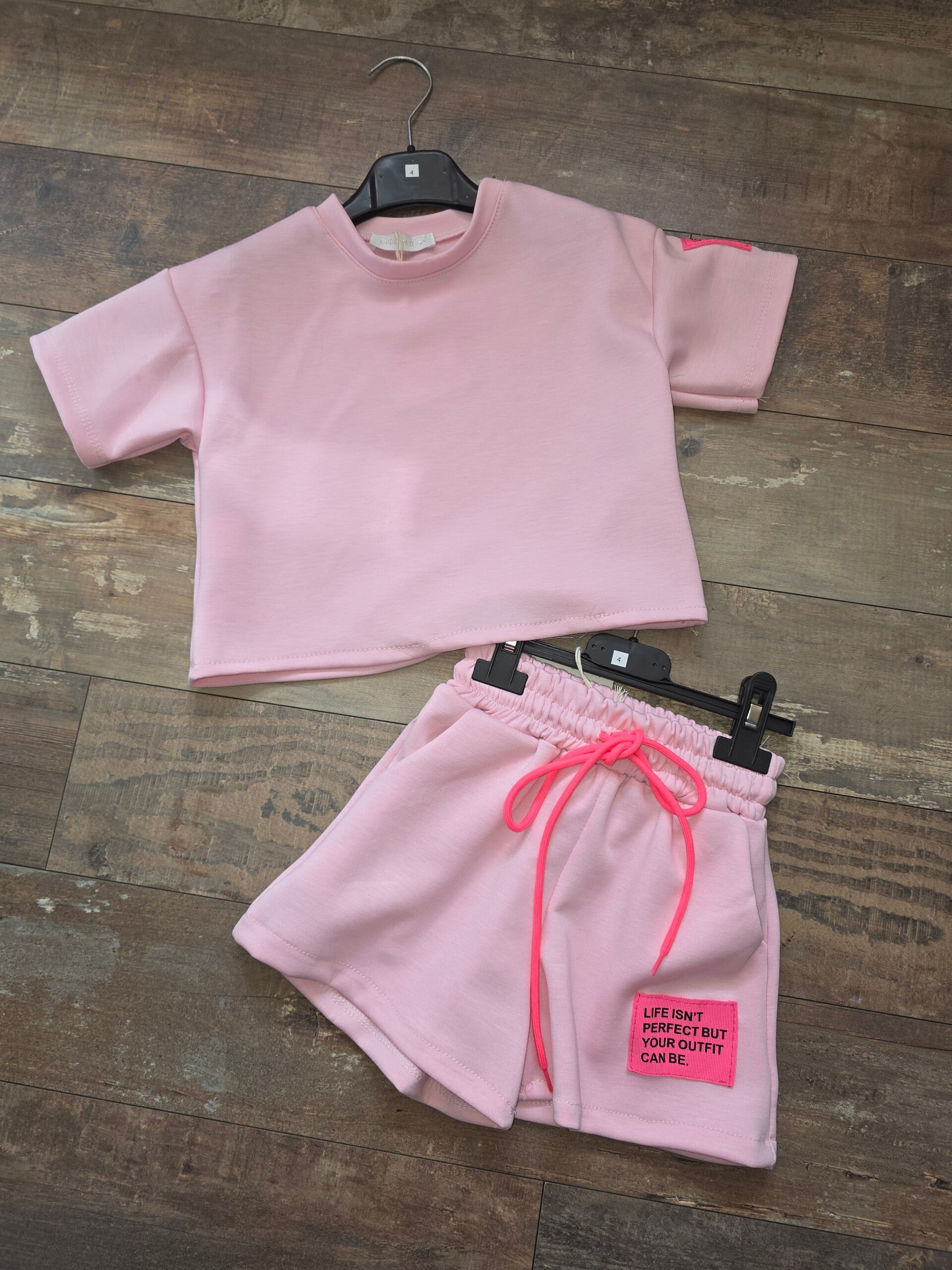 Korte broek + shirtje etiket roze