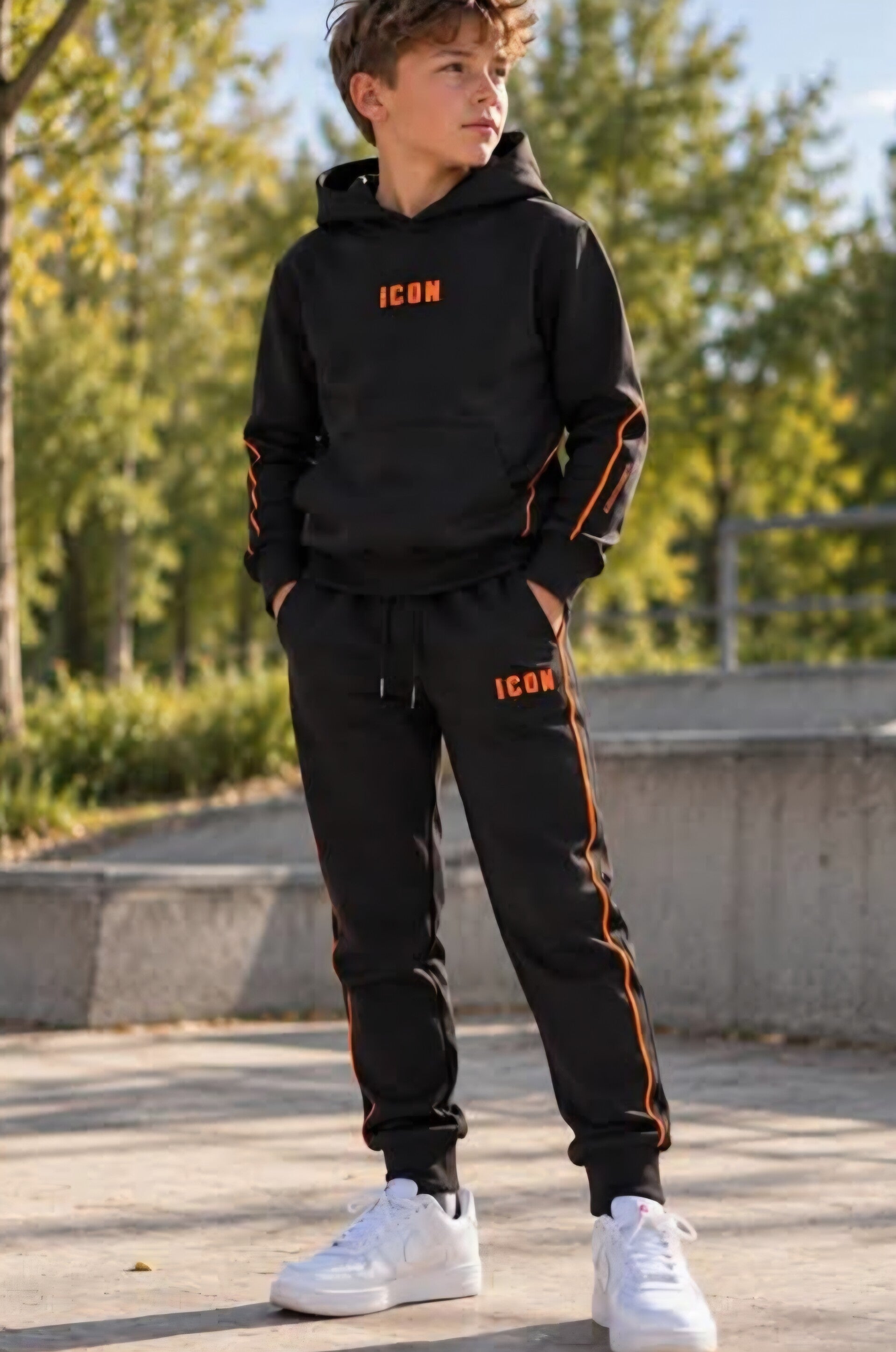 Zwart met oranje details