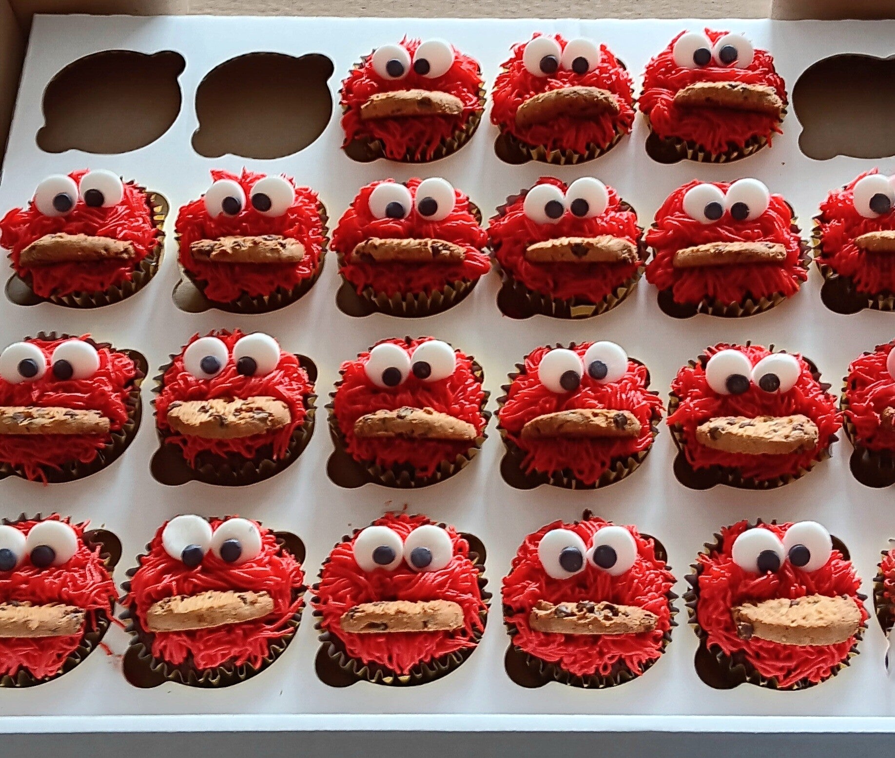 "Elmo monster" inspired cupcakes
