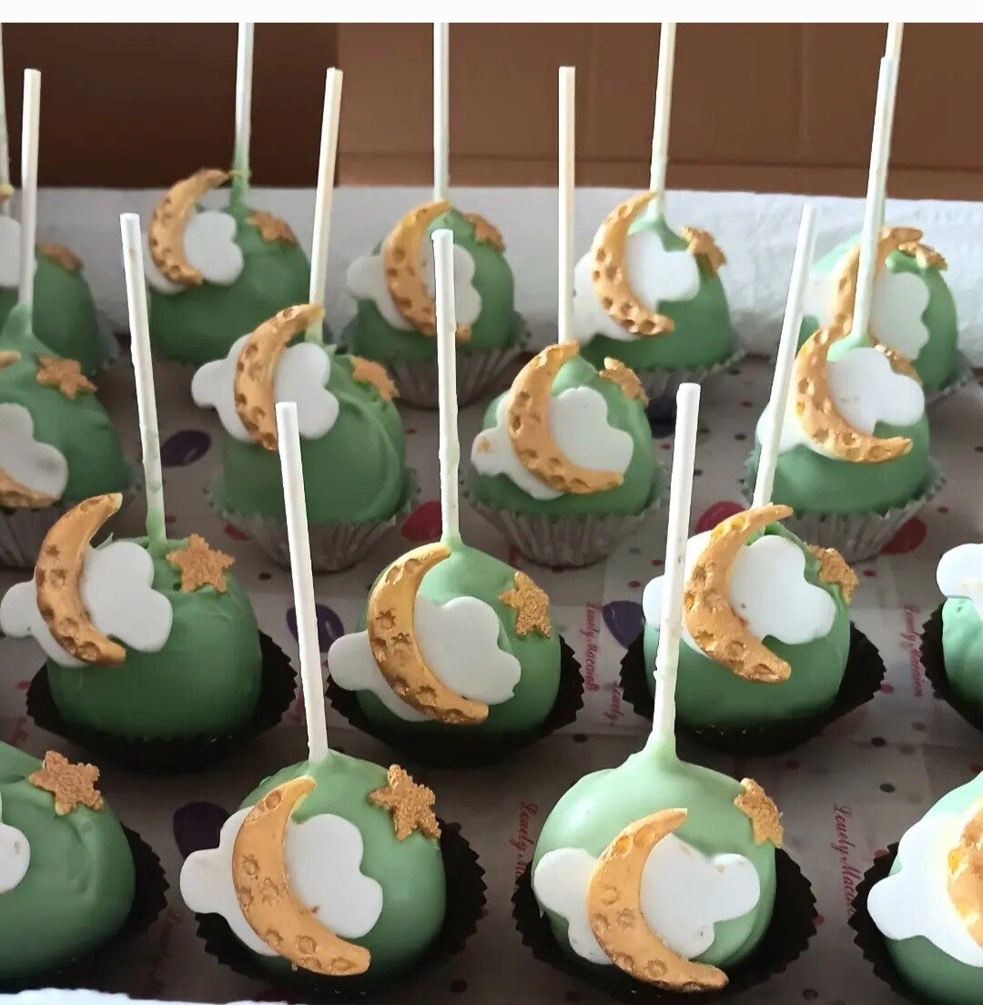 moon and clouds babyshower cake pops