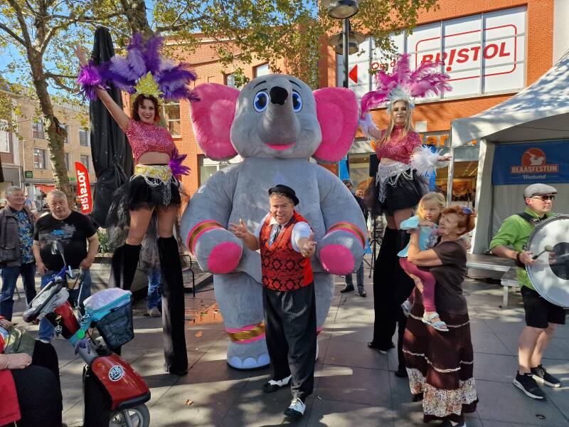 Een zeer geschikte en opvallende animatie-act op feesten, braderieën, jaarmarkten, bedrijfsevenementen, festivals, events,  beurzen, circus , kermis en winkelcentra. zoals oa: feestdagen, pasen ,moederdag, opening act, rondlopende animatie, handjes geven,