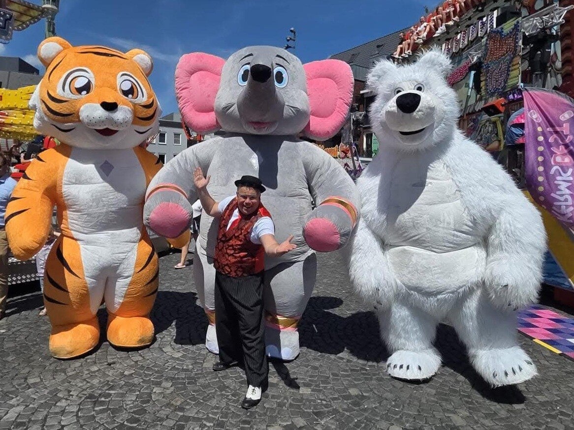 De mega looppoppen Een zeer geschikte en opvallende animatie-act op feesten, braderieën, jaarmarkten, bedrijfsevenementen, festivals, events,  beurzen, circus , kermis en winkelcentra. zoals oa: feestdagen, pasen ,moederdag, winkelpromotie, winkelcentrum,