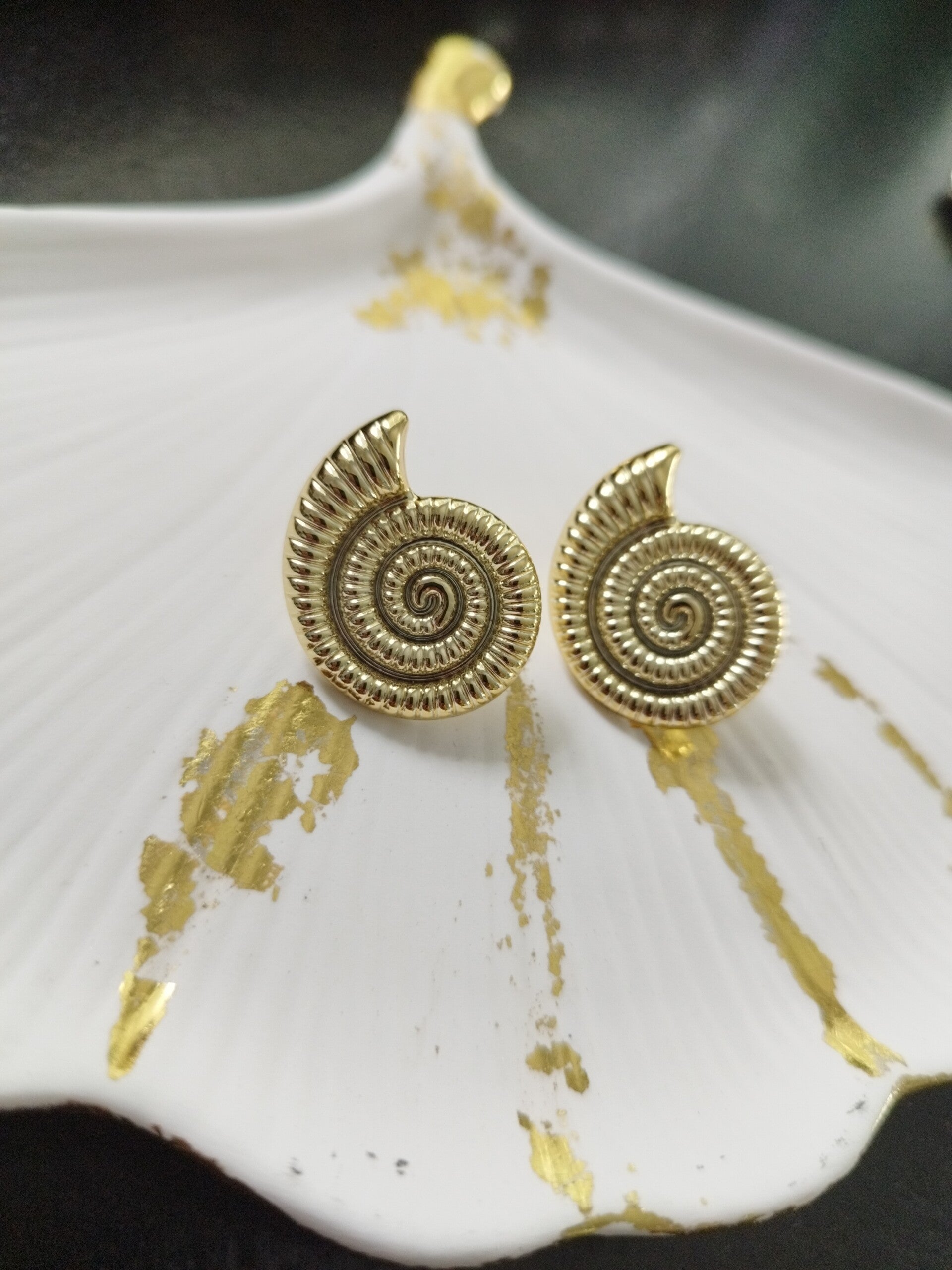 Boucles d'oreilles coquillage escargot doré