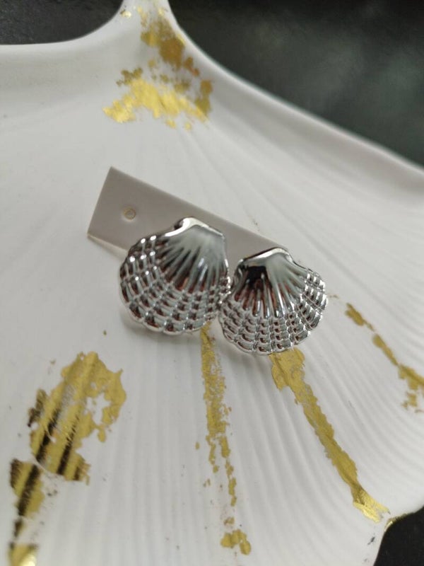 Boucles d'oreilles coquillage argenté petites