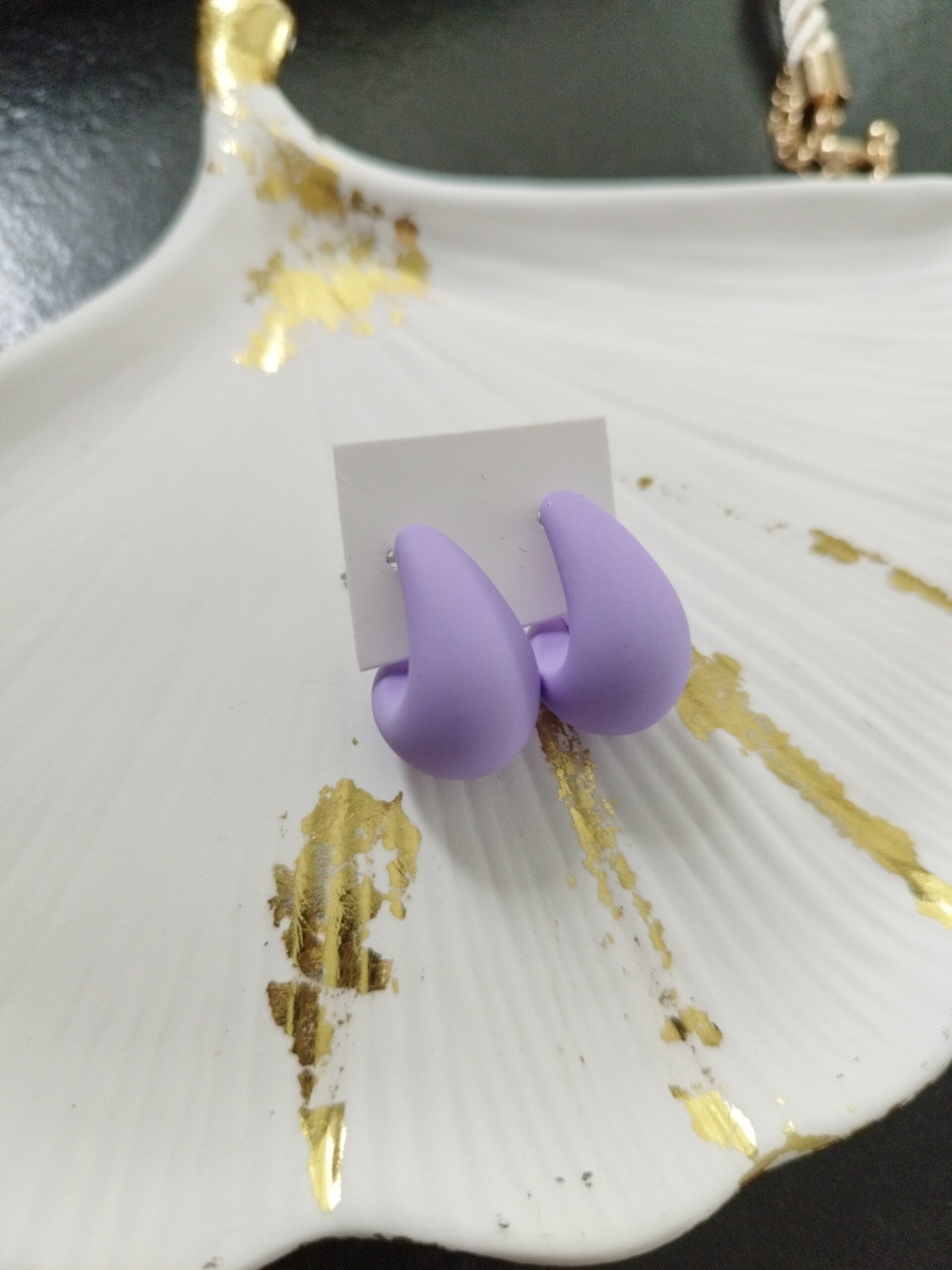 Boucles d'oreilles gouttes violette mat