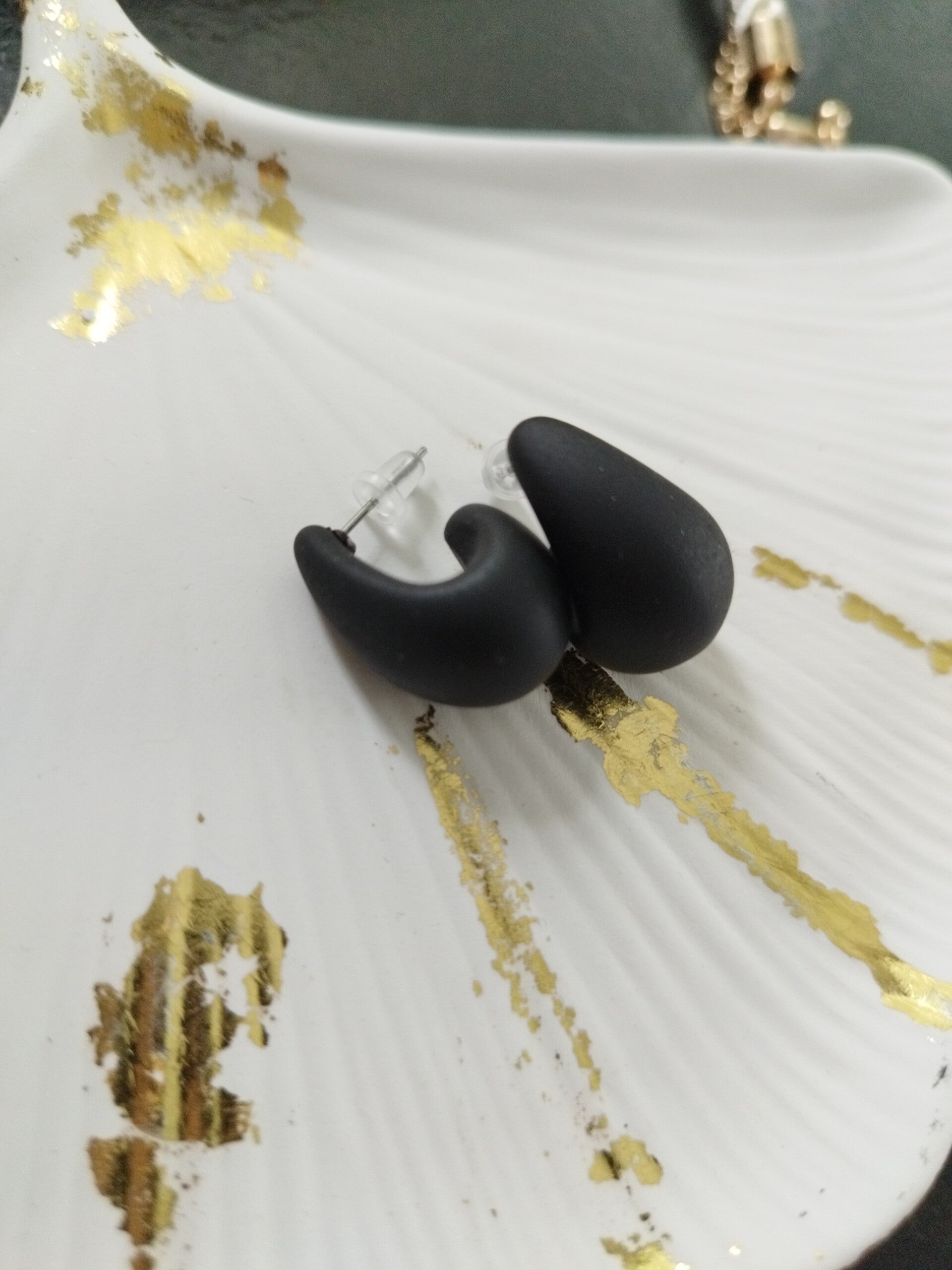 Boucles d'oreilles gouttes mat noir