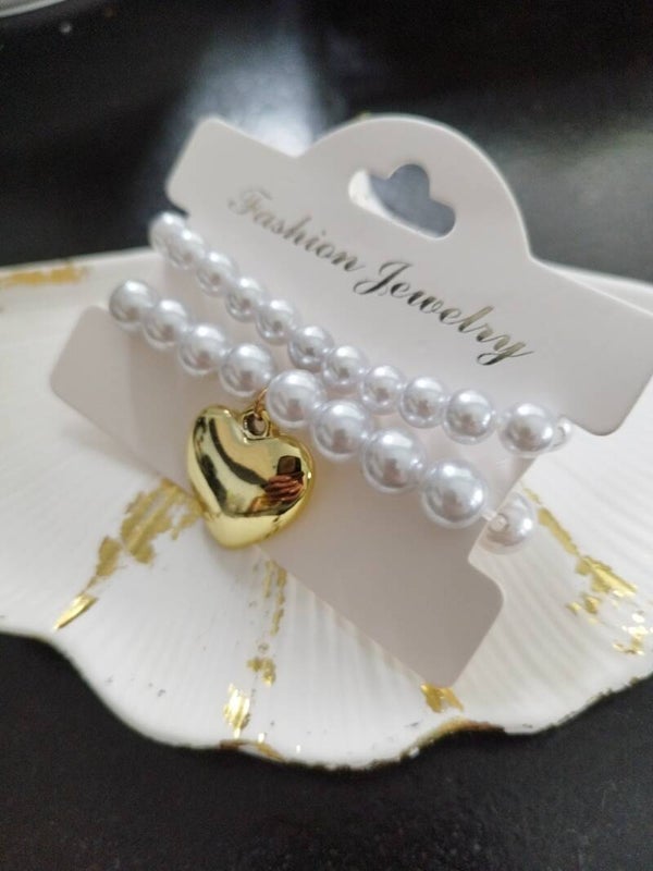 Lot de deux bracelets plastique perles et coeur doré