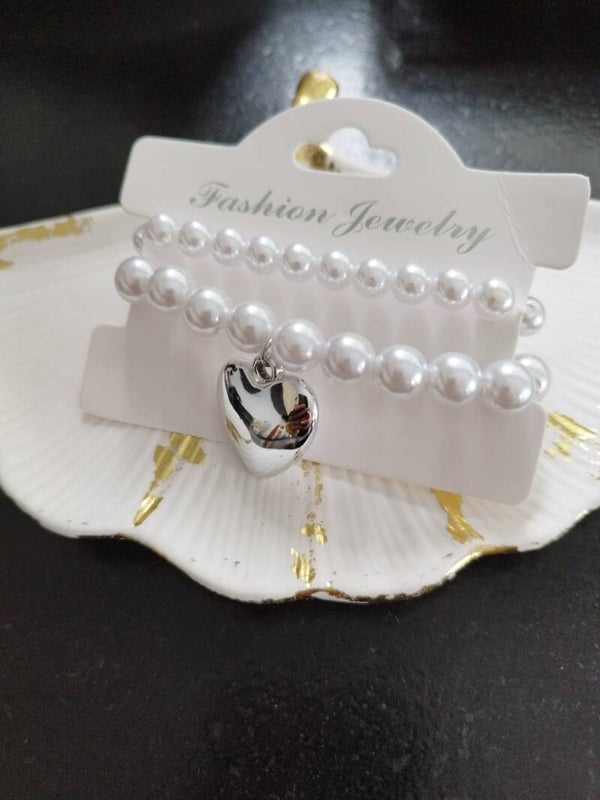 Lot de deux bracelets plastique perles et coeur argenté