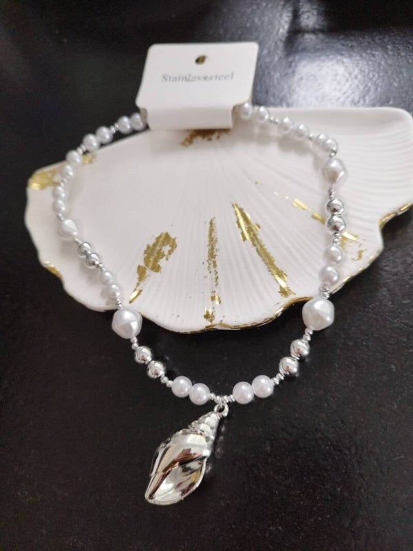 Collier coquillage perles plastiques et acier inoxydable argenté