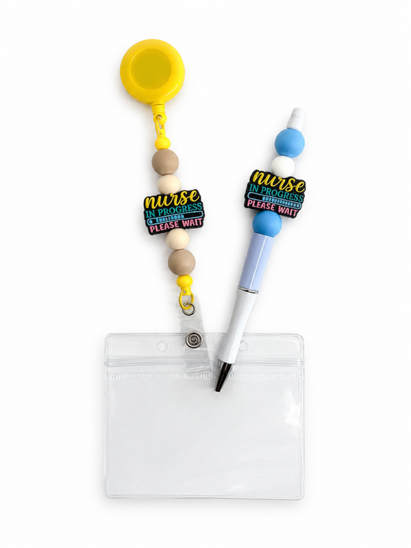 Naambadge houder nurse in progres + pen en klein notitiboekje