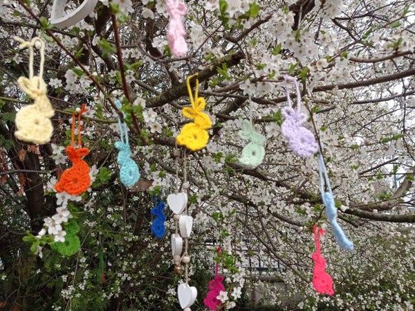 Osterhasen Anhänger in fröhlichen Farben