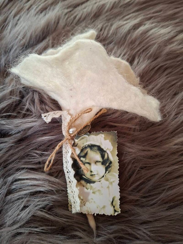 Wollen bloem met label