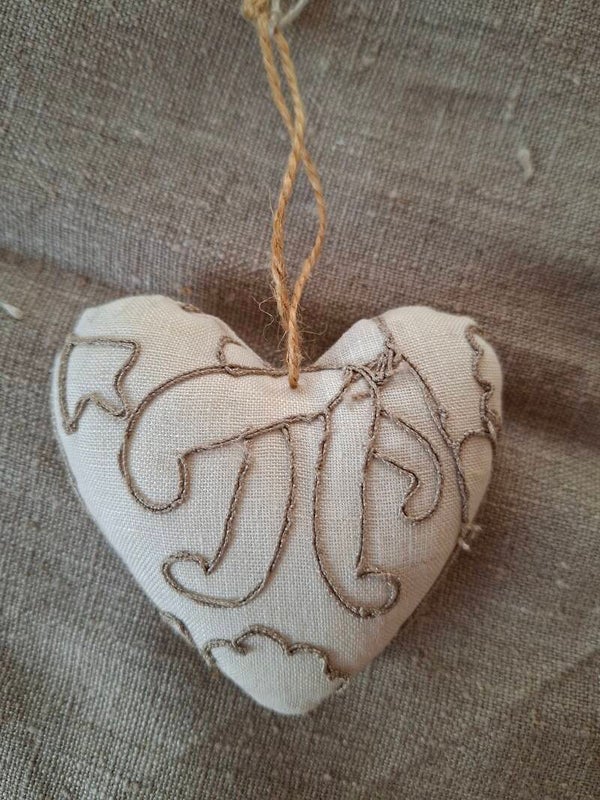 Hartje ecru met werkje