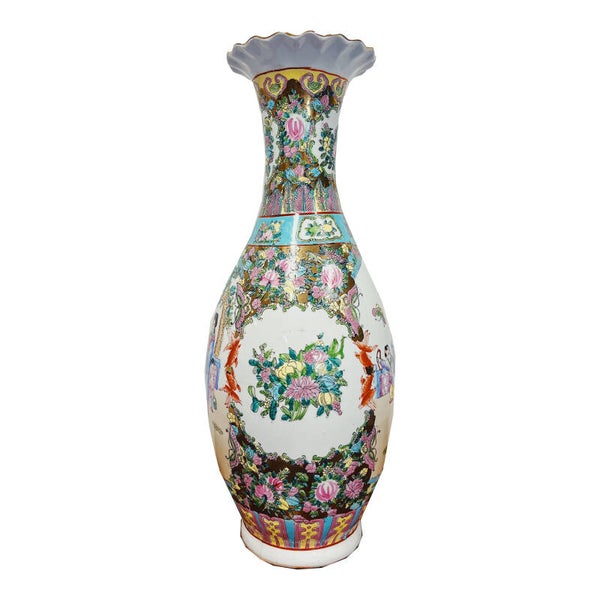 Chinese Vaas met Gegolfde Rand