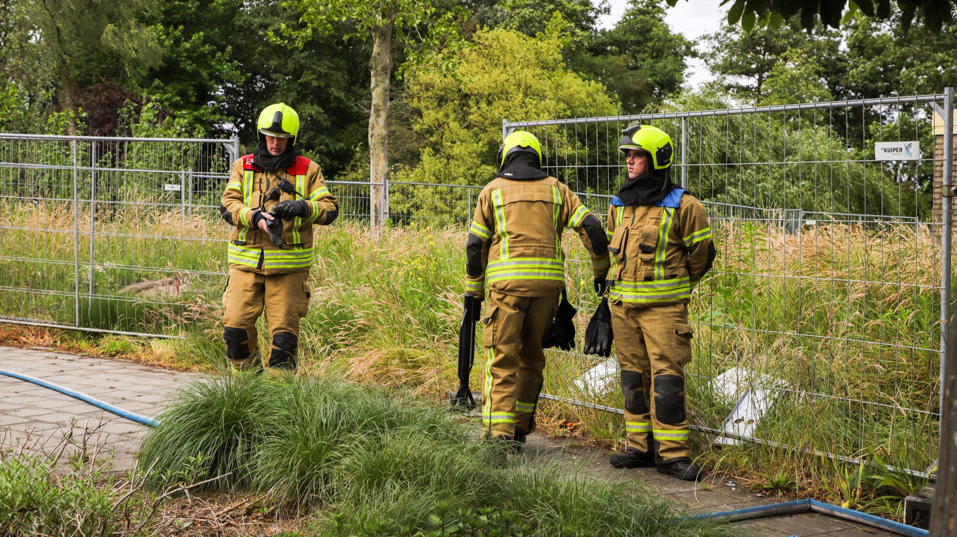 Brandweer blust brand in sloopwoning