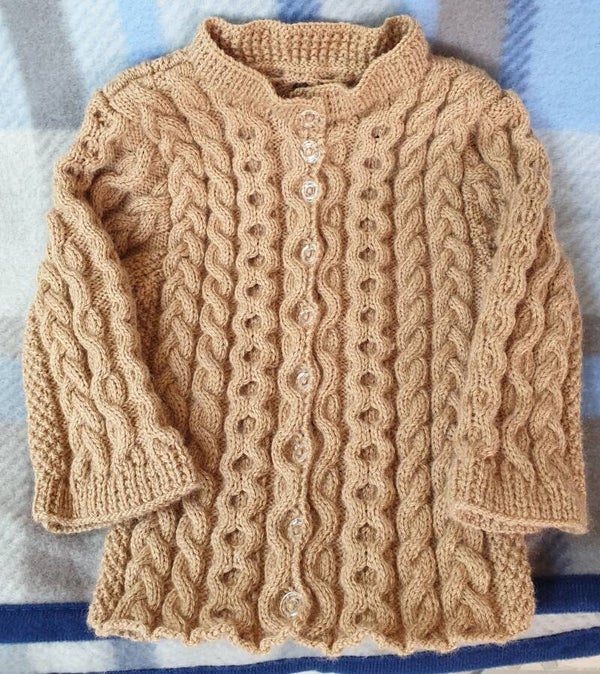 Gilet et petits objets tricotés pour un anniversaire