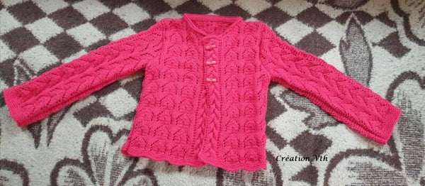 Gilet ajouré tricoté pour un anniversaire