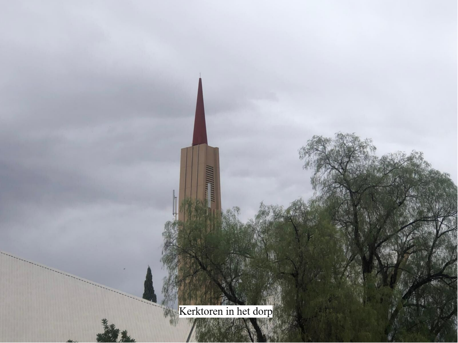 Kerktoren in het dorp
