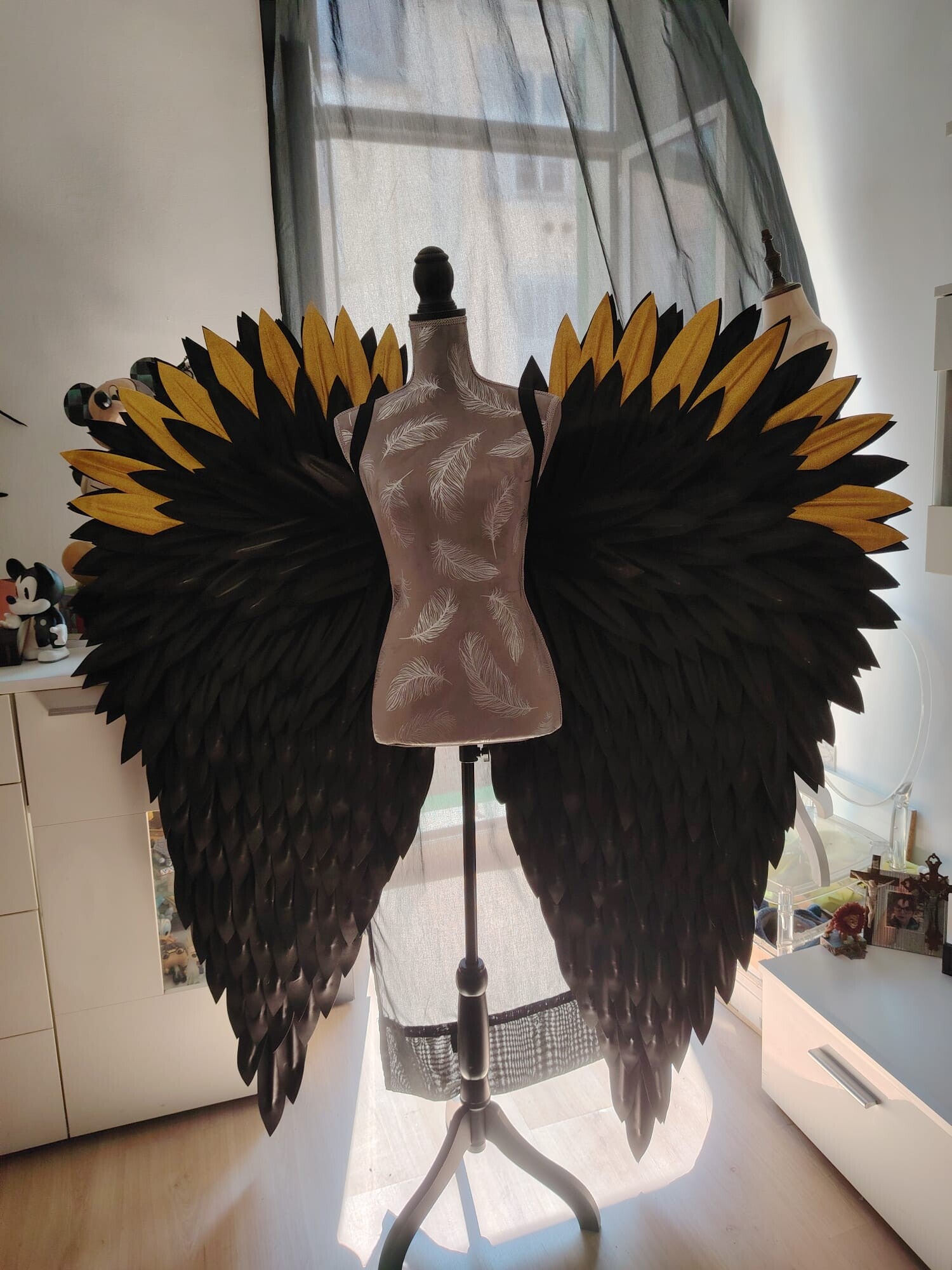 Ailes de démon XXL mousse EVA noir et or pailleté