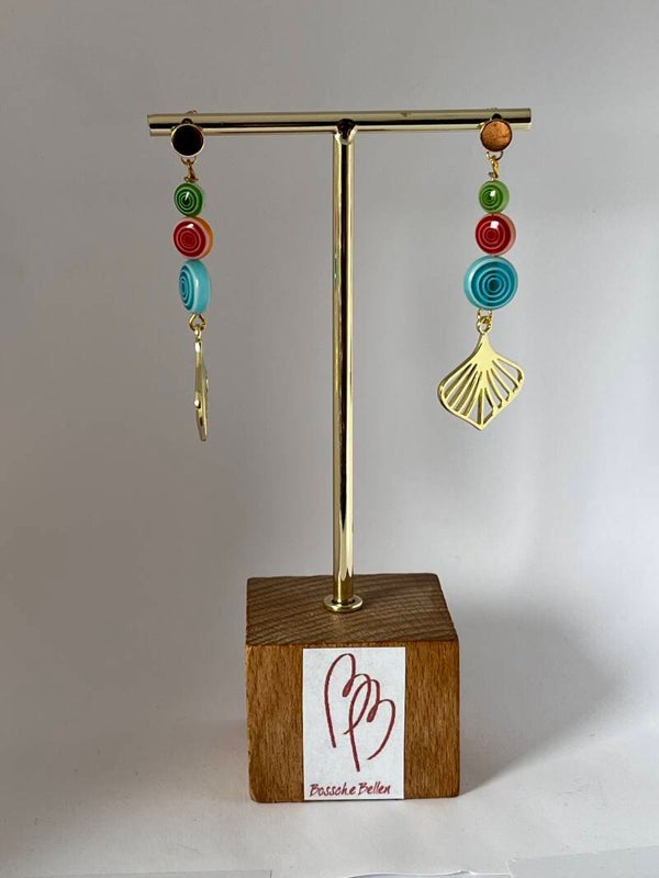 Goudkleurig blaadje met ronde lampwork platte kralen